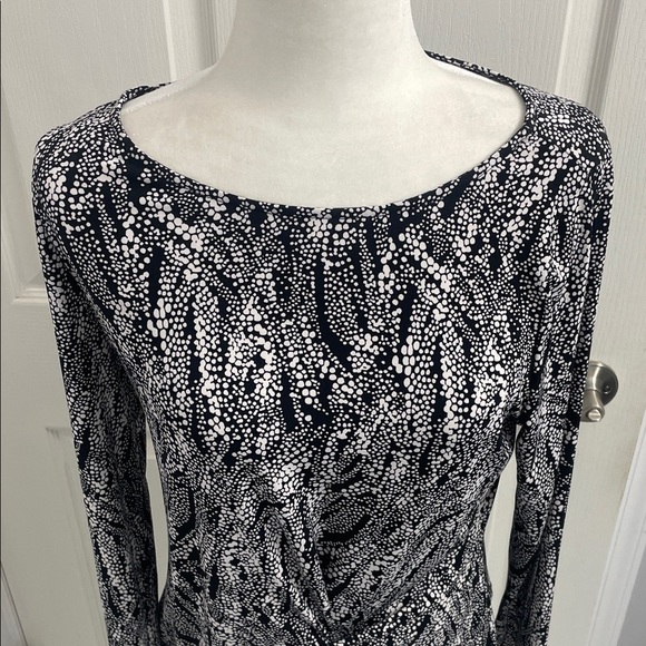 Tahari Black & White Patterned Blouse Long Sleeve Gathered at Waist Sz L - Picture 2 of 12